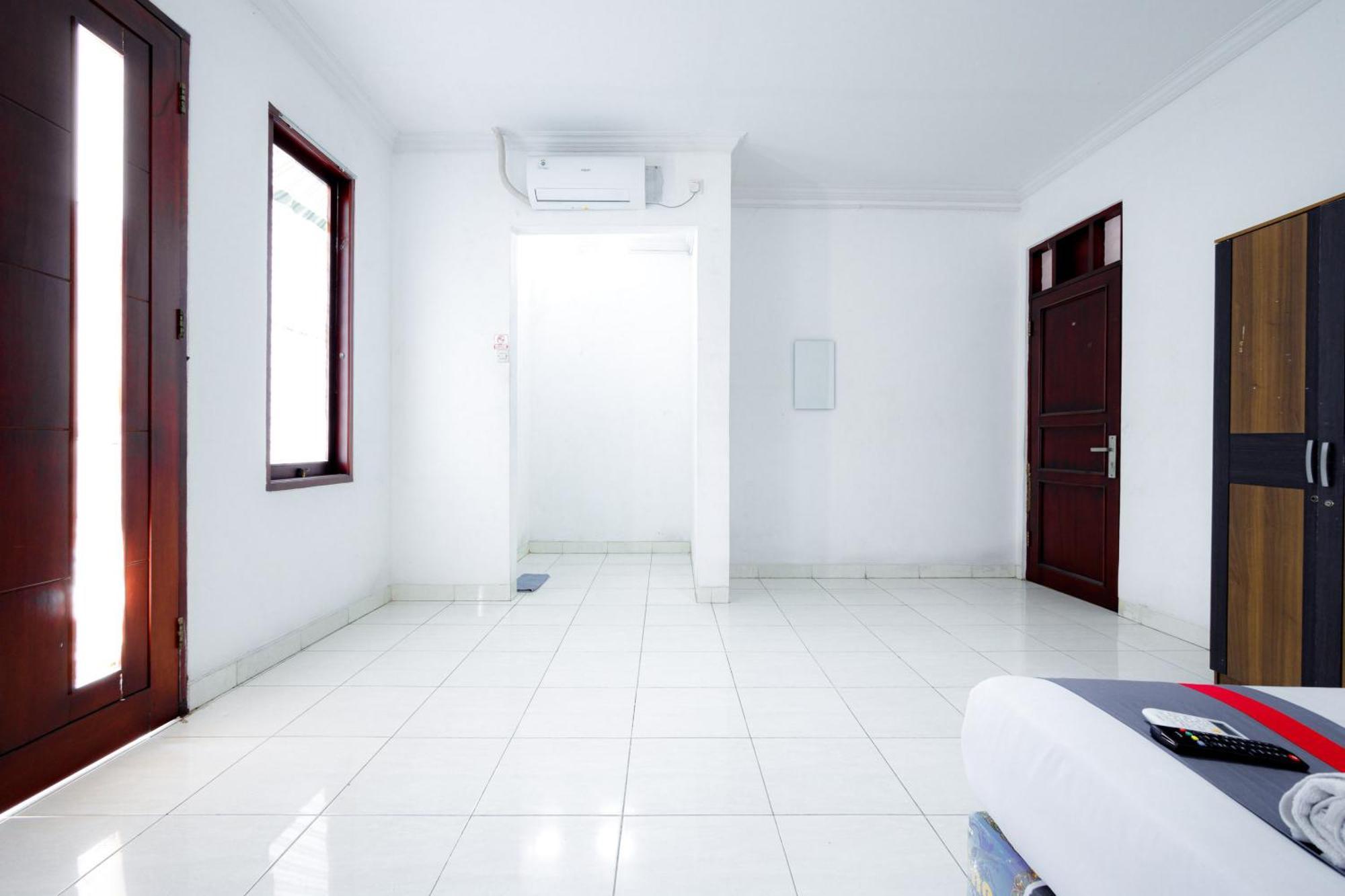 J&B Rooms Tomang Jakarta Mitra Reddoorz Екстериор снимка