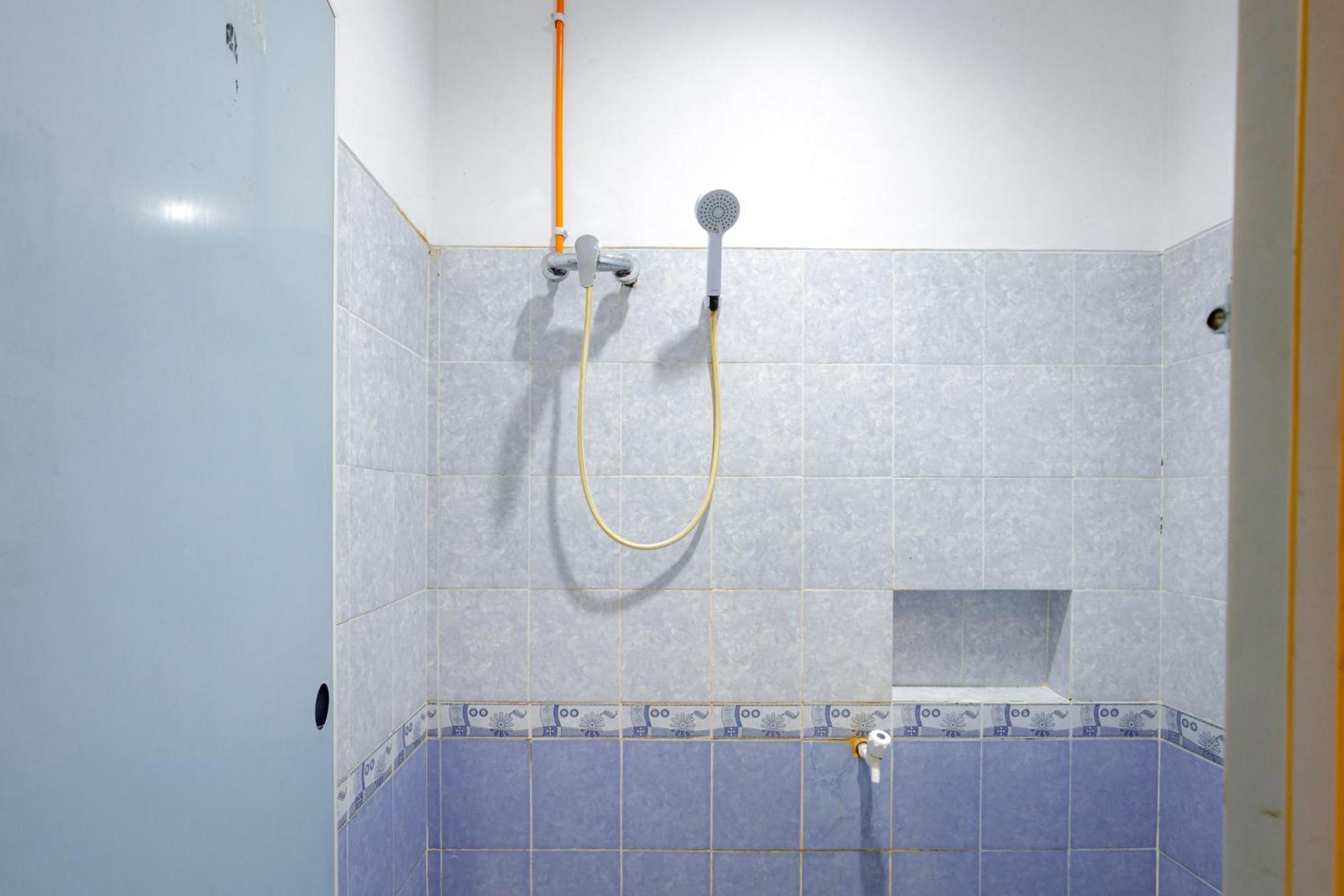 J&B Rooms Tomang Jakarta Mitra Reddoorz Екстериор снимка