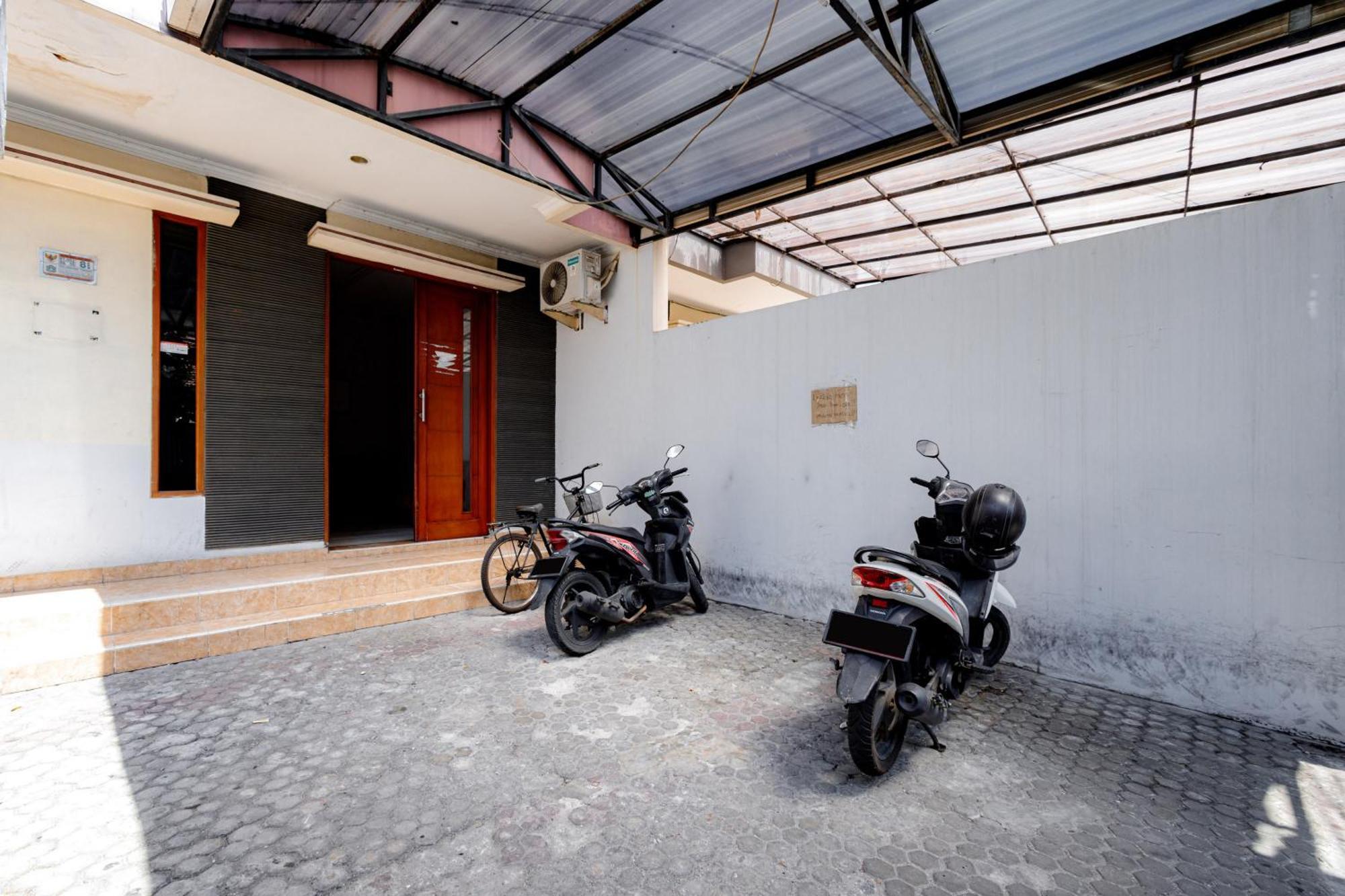 J&B Rooms Tomang Jakarta Mitra Reddoorz Екстериор снимка