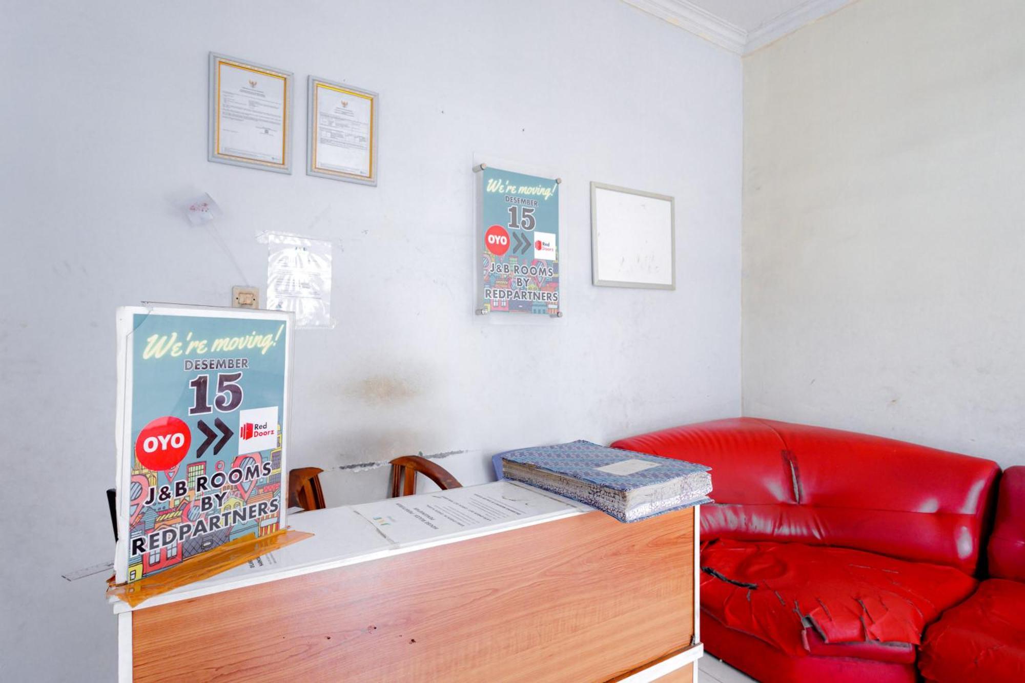 J&B Rooms Tomang Jakarta Mitra Reddoorz Екстериор снимка