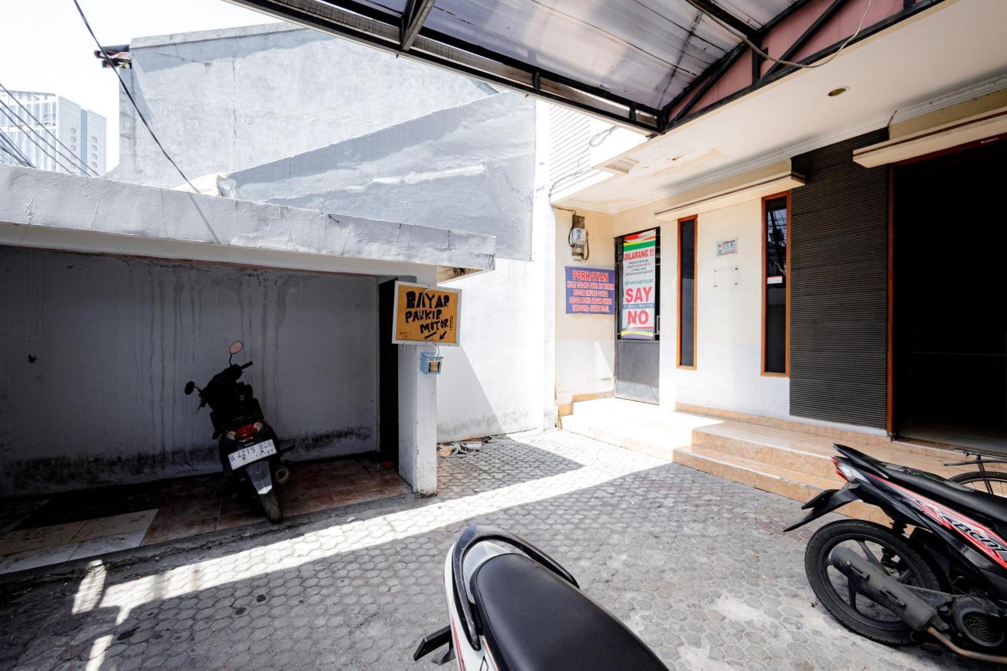 J&B Rooms Tomang Jakarta Mitra Reddoorz Екстериор снимка